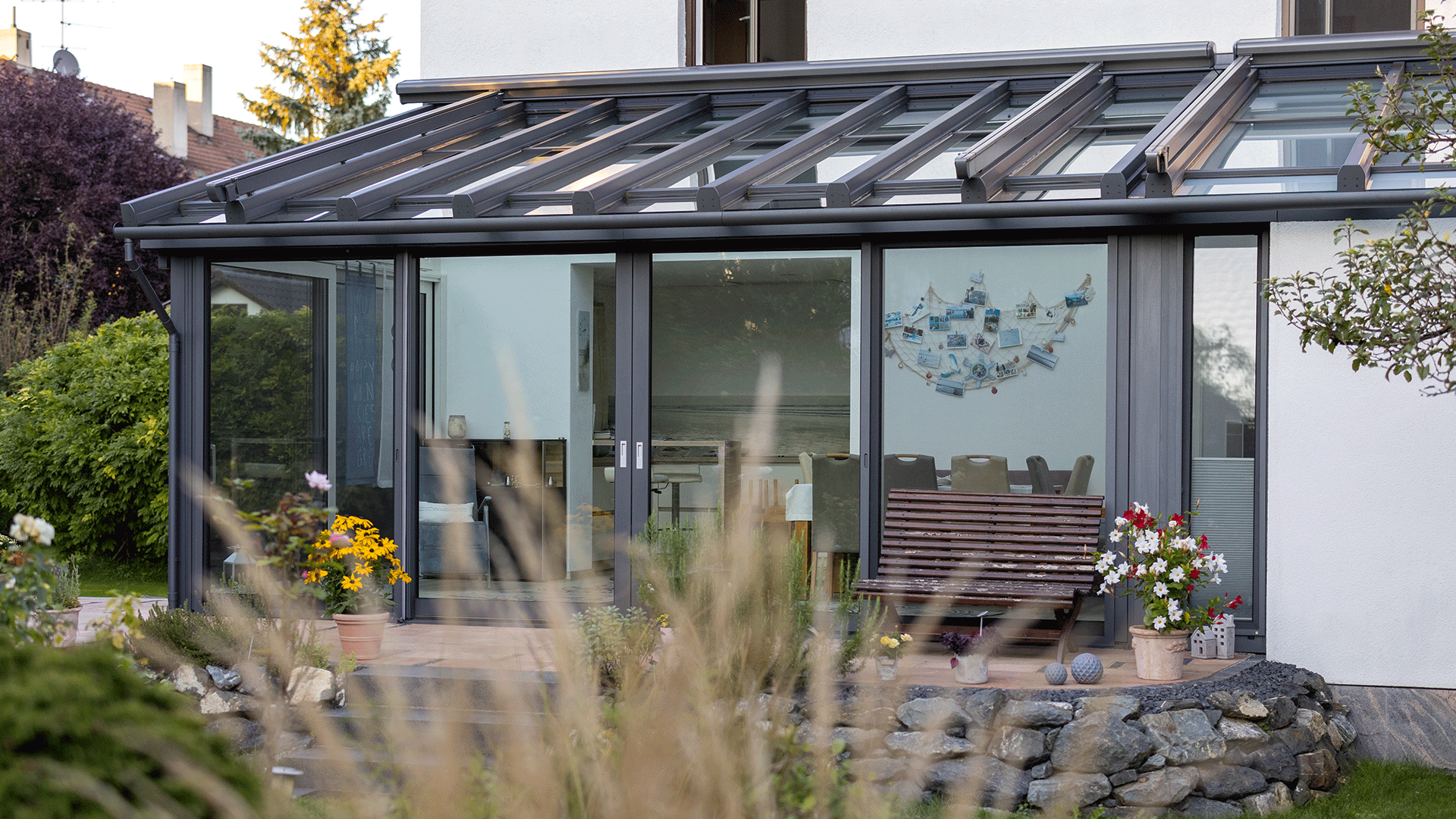 Wintergarten Pultdach mit Hebeschiebetüren und Dachfenstern.