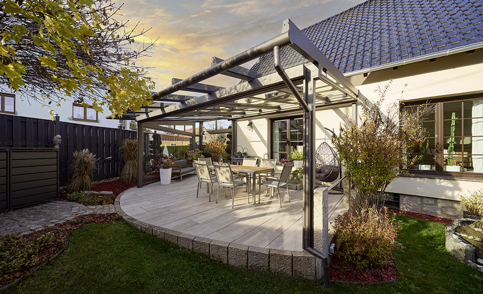 Großes Terrassendach mit offener Terrasse und Glas-Schiebeelementen