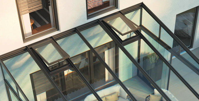 Blick auf Glasdach mit geöffneten Dachfenstern