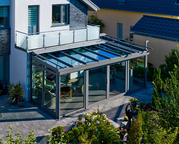Moderner Wintergarten mit großen Glasflächen und Aluminiumprofilen am Wohnhaus