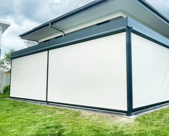 Terrassenüberdachung mit textilem Sonnenschutz und integrierter LED-Beleuchtung