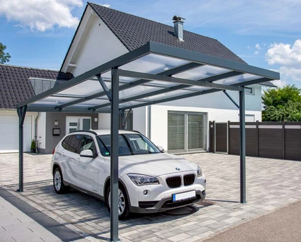 Moderne weiße Haustür mit Glaselement und Glasvordach an einem Wohnhaus