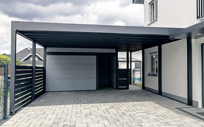 Moderner Doppelcarport mit dunkler Aluminiumkonstruktion direkt am Wohnhaus