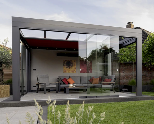 SSommergarten mit Glas-Schiebeelementen am Teich – lichtdurchfluteter Wohnraum für Garten und Terrasse.
