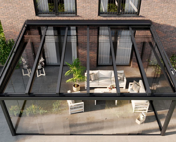 Hochwertige Markise als Sonnenschutz über moderner Terrasse mit Sitzgruppe und Gartenblick.