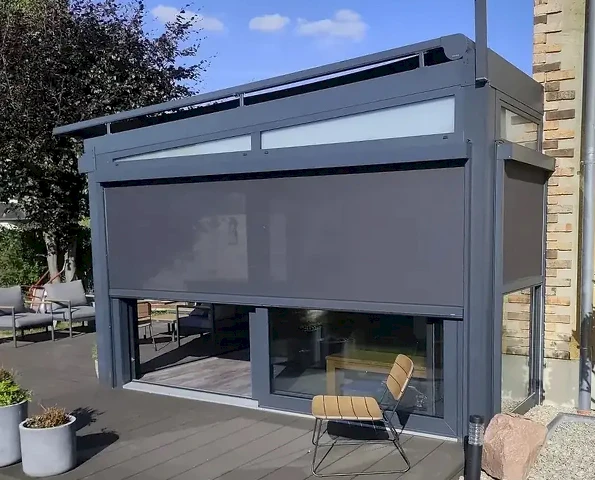 Exklusiver Modulraum mit Glasfront und gemütlicher Innenausstattung als moderner Rückzugsort im Garten.