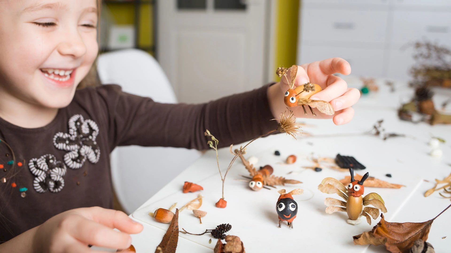 Drei mobile Pflanzkisten aus Holz mit Kräutern, Blumen und Tomaten im Wintergarten.