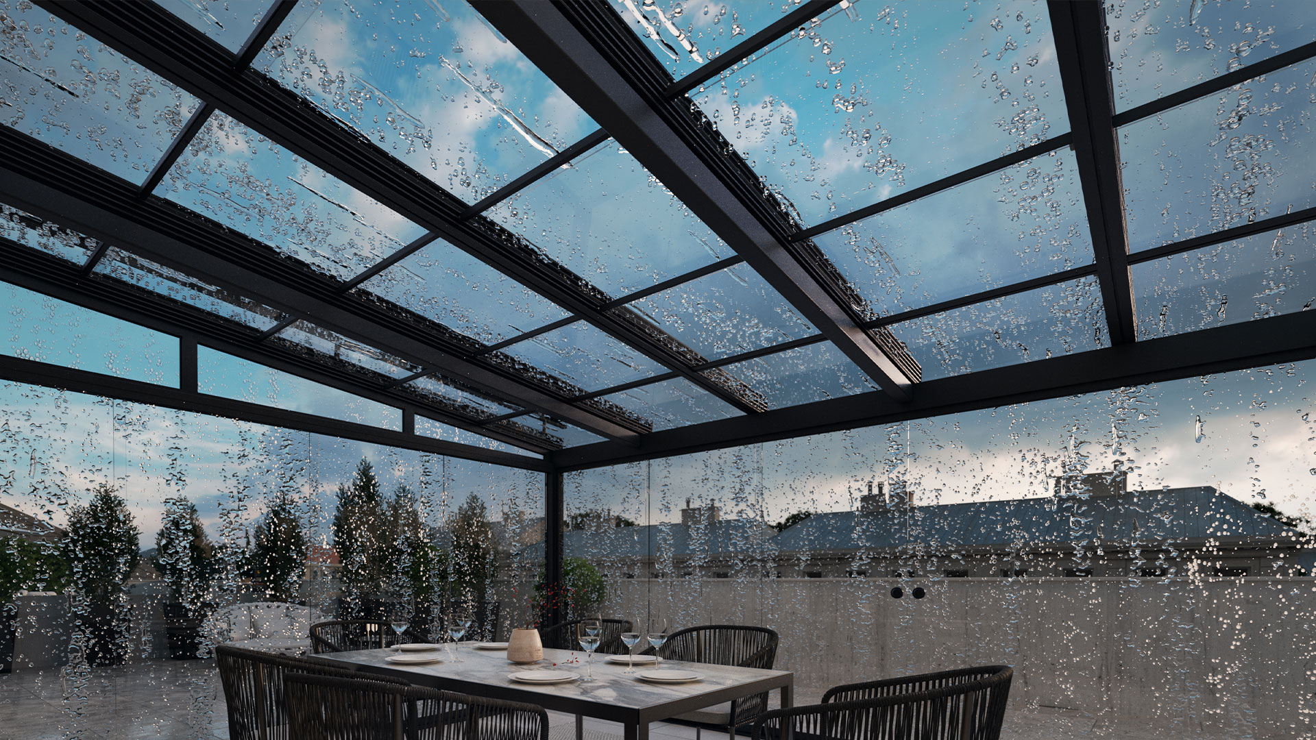 Sommergarten mit rahmenlosen Glasschiebetüren an einer Doppelhaushälfte mit Terrasse, Sitzbereich und begrüntem Garten