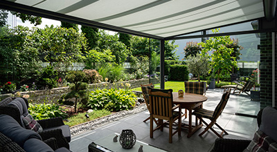 Blick aus Sommergarten mit Unterglas-Markise