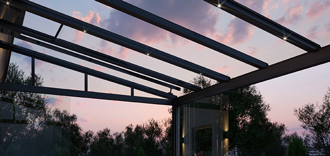 Blick durch das Terrassendach in den Abendhimmel.