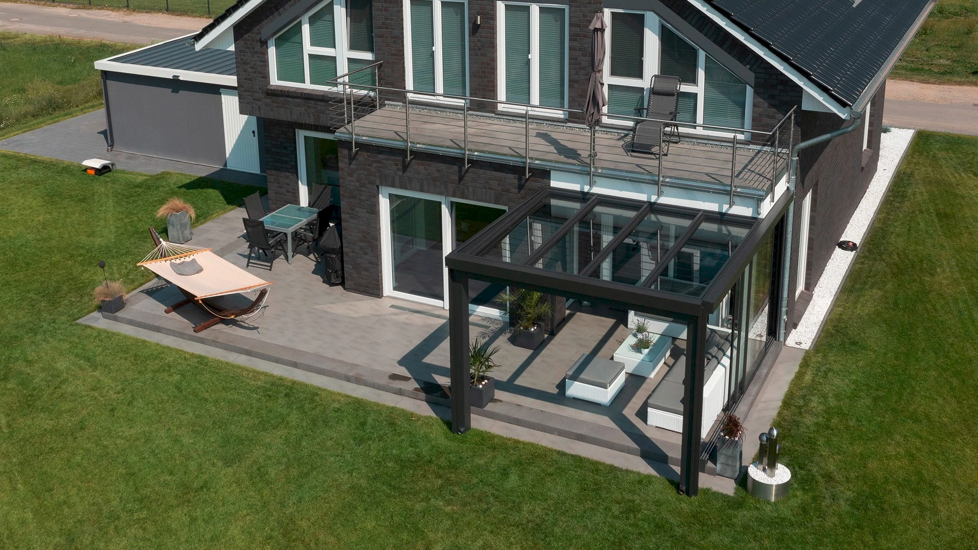 Modernes Haus mit dunkelgrauem Flachdach Terrassendach