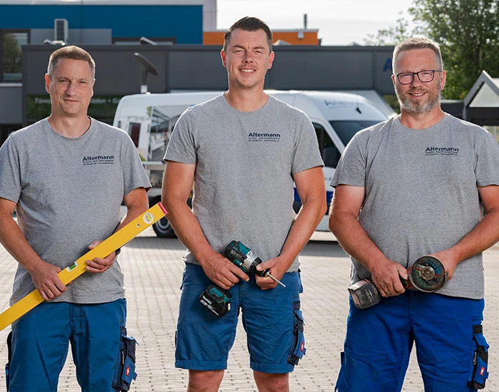 Altermann-Arbeiter mit Werkzeugen in der Hand