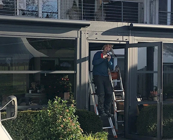 Facharbeiter repariert einen Wintergarten