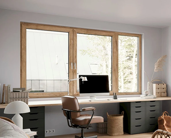 Eine Person steht vor Fenstern