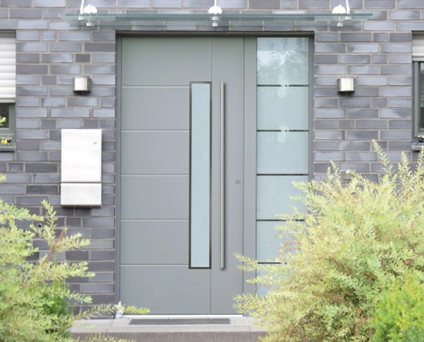 Eine Haustür in grau