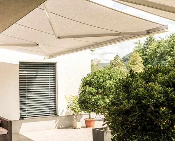 Eine Frau bringt ein Tablet nach Draußen