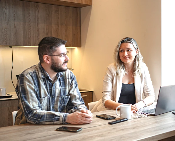 Individuelle Kundenberatung im Büro zur Planung von Wintergärten, Sommergärten und Terrassenüberdachungen.
