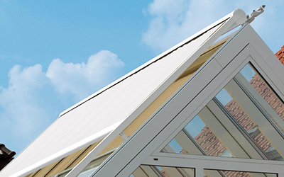 Zip-Sonnenschutz an einem schrägen Dach
