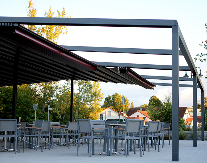 Terrasse eines Restaurants mit einem Markise geschlossen
