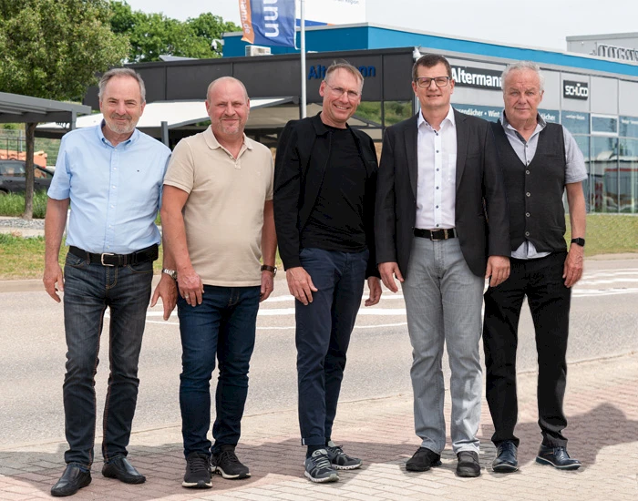 Fünf Mitarbeiter von Altermann GmbH stehen nebeneinander