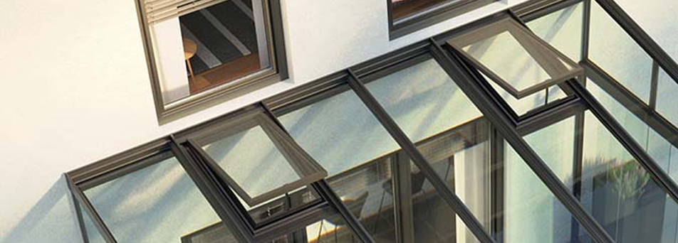 Belüftung: Schrägsicht auf Terrassendach mit Lüftungsfenstern