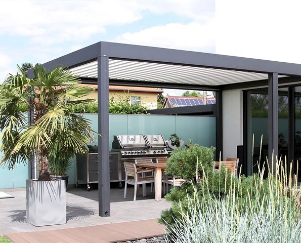Sommergarten mit Lamellendach. Haus mit Pool