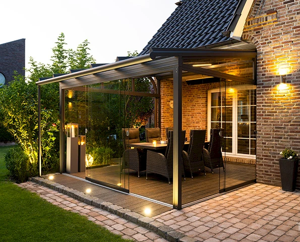 Sommergarten mit Glas-Schiebeelementen und LED-Beleuchtung für gemütliche Abende im Garten.