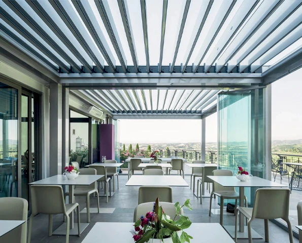 Lamellendach mit verstellbaren Aluminium-Lamellen für Sonnenschutz in Gastronomie und Hotellerie.