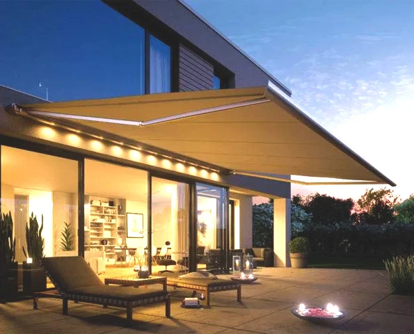 Hochwertige Gelenkarmmarkise mit LED-Beleuchtung für stilvollen Sonnenschutz auf der Terrasse.