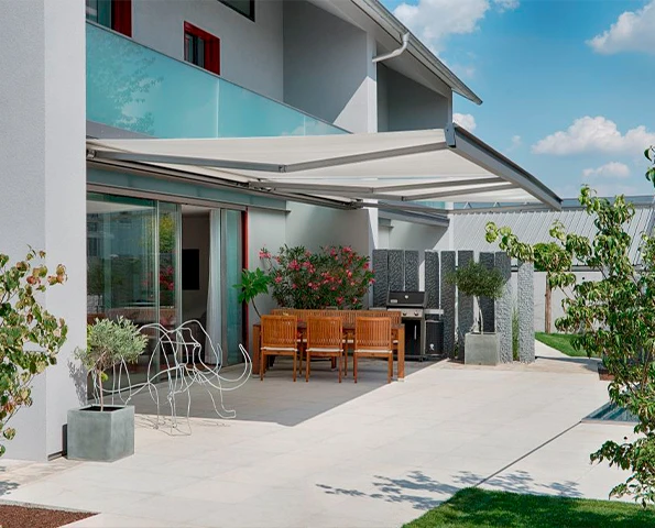 Sommergarten mit Lamellendach. Haus mit Pool