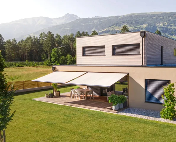 Sommergarten mit Lamellendach. Haus mit Pool