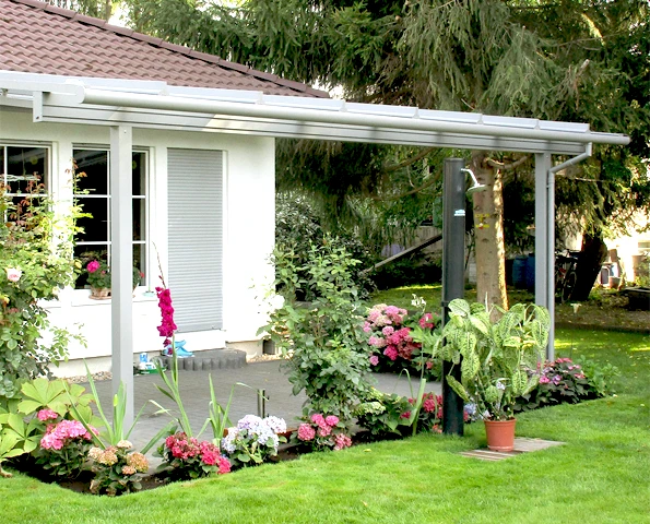Terrassenüberdachung mit Blumen