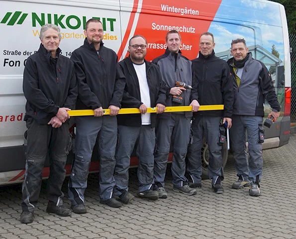 Facharbeiter von Nikoleit stehen nehmen Auto zusammen