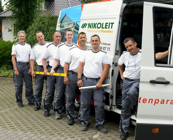 Facharbeiter von Nikoleit stehen nehmen Auto zusammen
