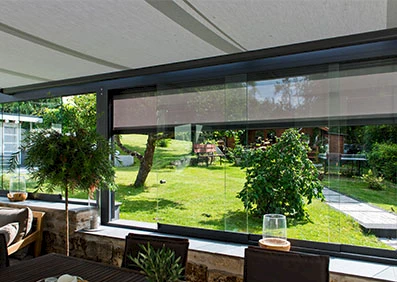 Terrasse von innen fotografiert mit Zip-System und Markisen