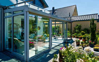 Wintergarten mit Blumen im Garten