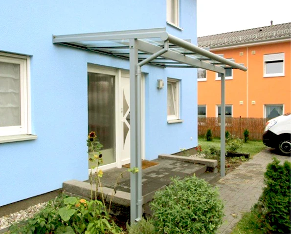 Vordach an blauem Haus