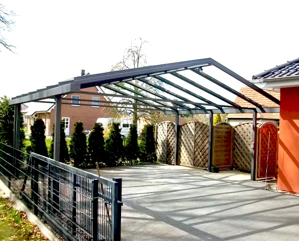 Großer Carport mit Glasdach