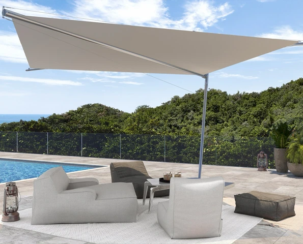 Sommergarten mit Lamellendach. Haus mit Pool