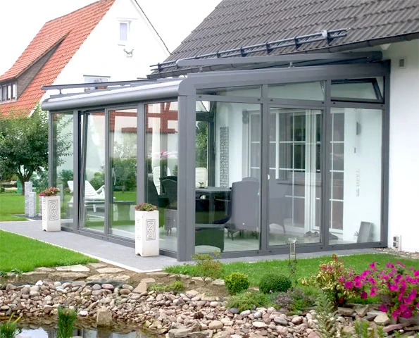 Wintergarten mit Glasfront und Aluminiumrahmen als erweiterter Wohnraum im Garten.