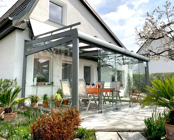 Sommergarten mit Glas-Schiebeelementen als lichtdurchfluteter Anbau am Einfamilienhaus.