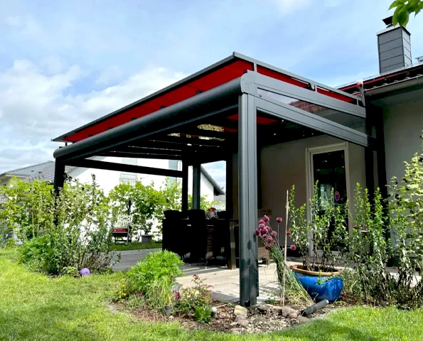 Terrassendach mit integrierter Beschattung für modernen Sonnenschutz im Garten.
