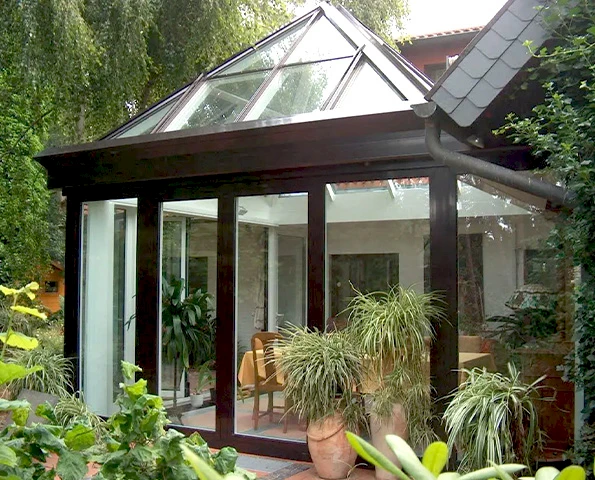 Exklusiver Wintergarten im Palais-Stil mit Glasdach und Holz-Aluminium-Konstruktion.