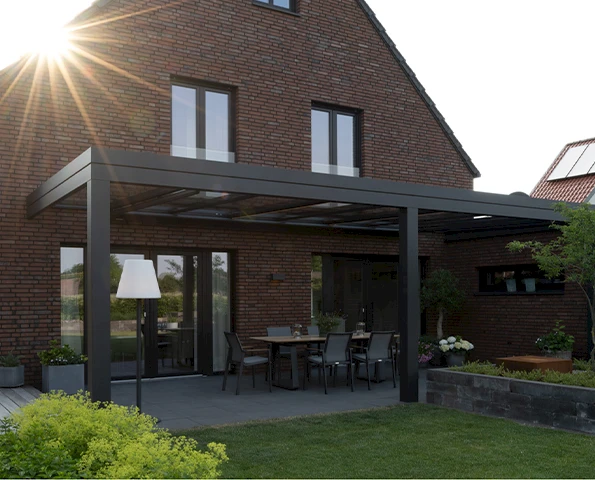 Freistehende Aluminium-Terrassenüberdachung mit textiler Beschattung, moderne Erweiterung des Wohnraums.