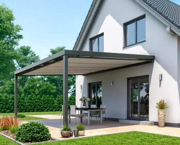 Freistehende Aluminium-Terrassenüberdachung mit textiler Beschattung, moderne Erweiterung des Wohnraums.