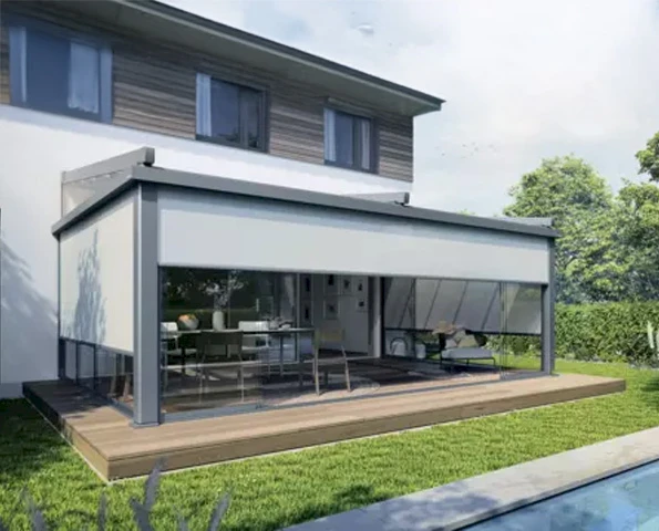 Terrassenüberdachung mit textiler Senkrechtmarkise, idealer Sonnenschutz und Sichtschutz für den Außenbereich.