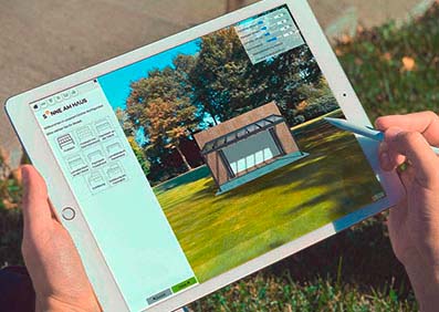 Hände halten ein iPad, das einen 3D-Terrassenkonfigurator zeigt