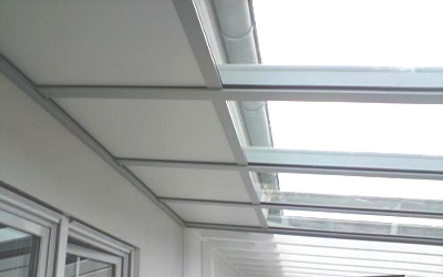 Innenansicht einer Terrassenüberdachung mit Glasdach und Aluminiumprofilen.