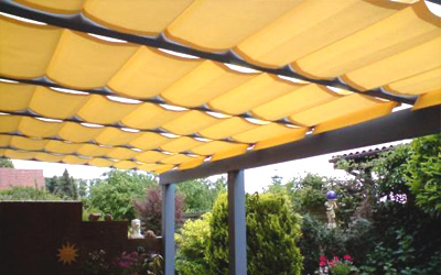 Pergolamarkise mit gelbem Stoff als flexibler Sonnenschutz für Terrasse und Garten.