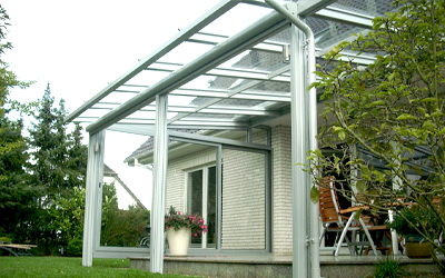 Offene Glas-Terrassenüberdachung in Weiß an Einfamilienhaus